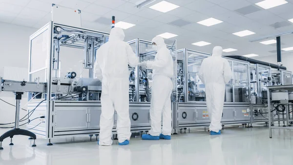 Nel team dello stabilimento di produzione di scienziati che indossano una tuta protettiva sterile imposta programmi Stampante 3D industriale moderna, produzione ad alta precisione di semiconduttori in fase di processo. — Foto Stock