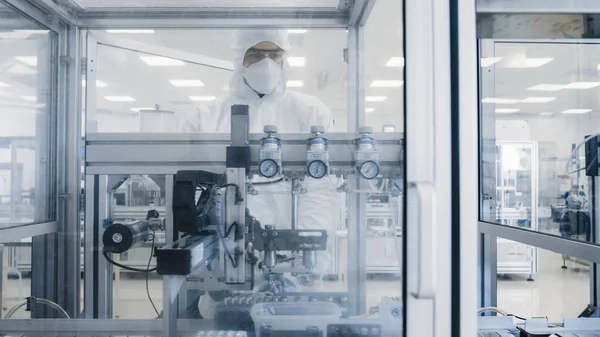 关于一家从事消毒防护服工作的科学家的工厂团队在现代工业三维印刷机械上的工作。制药、生物技术和半导体制造工艺发射 — 图库照片