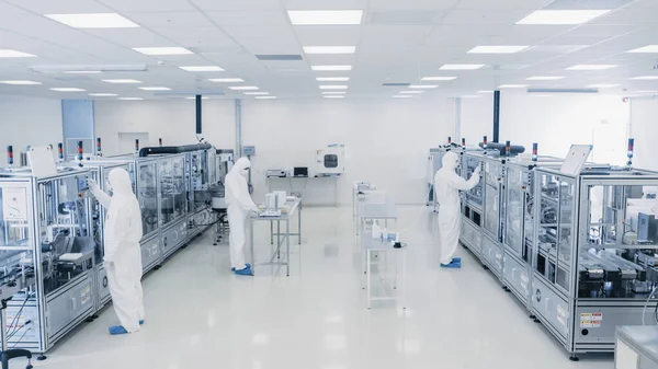 Shot of Sterile Pharmaceutical Manufacturing Laboratory where Scientists in Protective Coverals do Research, Quality Control and Work on the Discovery of new Medicine. — Stock fotografie