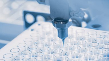 Endüstriyel Üretim Tıbbi Test Tüpleri 'nin yakından çekimi, Sterilizasyon ve Doldurma Süreci. Steril Yüksek Hassas Fabrika Makinesi Tıbbi Kullanım Malzemeleri Üretiyor. Soyut