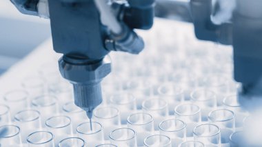 Endüstriyel Üretim Tıbbi Test Tüpleri 'nin yakından çekimi, Sterilizasyon ve Doldurma Süreci. Steril Yüksek Hassas Fabrika Makinesi Tıbbi Kullanım Malzemeleri Üretiyor. Soyut
