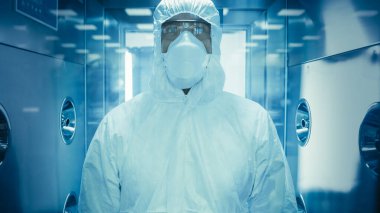 Bilim adamı Virolog Fabrika İşçisi Kapalı Giysi Dezenfekte Banyo Odasında Kendini Dezenfekte Ediyor. Biyolojik Tehlike Acil Müdahale. Yüksek Teknoloji Araştırması.