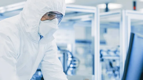 In Laboratory Scientists in Protective Clothes Doing Research, Using Microscope and Entering Data into Personal Computer (en inglés). Semiconductores de producción manufacturera moderna y artículos farmacéuticos. —  Fotos de Stock