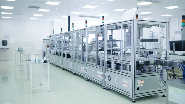 Tiro de laboratorio de fabricación de precisión estéril con impresoras 3D, supercomputadoras y otros equipos eléctricos y máquinas adecuadas para investigaciones farmacéuticas, biotecnológicas y de semiconductores. — Foto de Stock