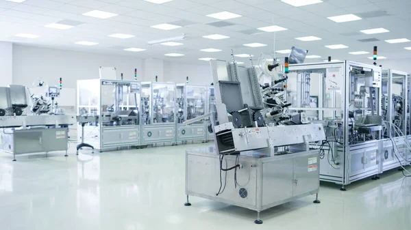 Aufnahme eines sterilen Präzisionslabors mit 3D-Druckern, Supercomputern und anderen elektrischen Geräten und Maschinen für die Pharma-, Biotechnologie- und Halbleiterforschung. — Stockfoto