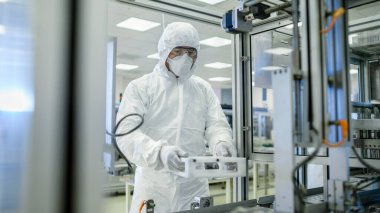 Steril Koruyucu Kaplama Giyen İmalat Tesisi Bilimadamı Modern Endüstriyel 3D Yazıcı, Süreç Altında Yüksek Hassas İmalat Programları Kuruyor. İçeriden çekilen