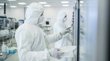 Steril Koruyucu Kaplama Giyen Bilimadamı İmalat Tesisleri Ekibi Modern Endüstriyel 3D Yazıcı, Süreç Altında Yüksek Hassas İmalat Üreticisi Programları Kuruyor.
