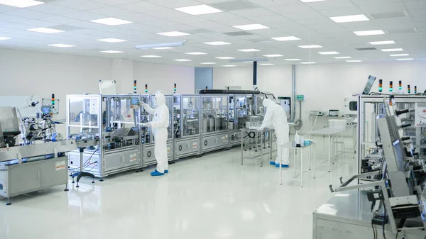 Steril Yüksek Hassasiyet İmalat Laboratuvarı Koruyucu Kapsamlı Bilim Adamlarının Bilgisayar ve Mikroskop Kullandığı, İlaç, Biyoteknoloji ve Yarı iletken Araştırmaları yaptığı.