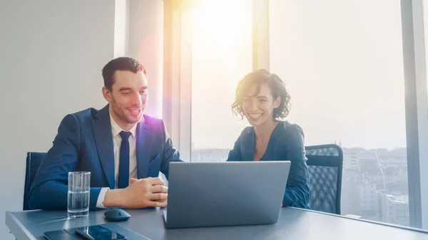 Mujer Top Manager y Hombre de Negocios Sentado en el Escritorio Teniendo Discusión y Trabajando en el Portátil. Tratando de encontrar una solución exitosa al problema. Hermosa gente sonriente en la oficina moderna — Foto de Stock