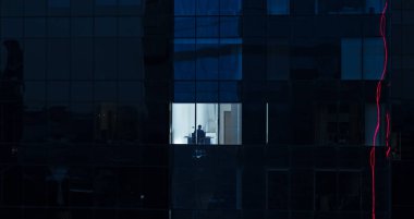 Hava Çekimi: Ofis Penceresinin Yakınındaki Bilgisayarda İş Adamı Çalışırken ve Kullanırken Dışarıdan Ofis Binası 'na. Finansal İş Bölgesi Gökdelenlerinin Güzel Çekimi.