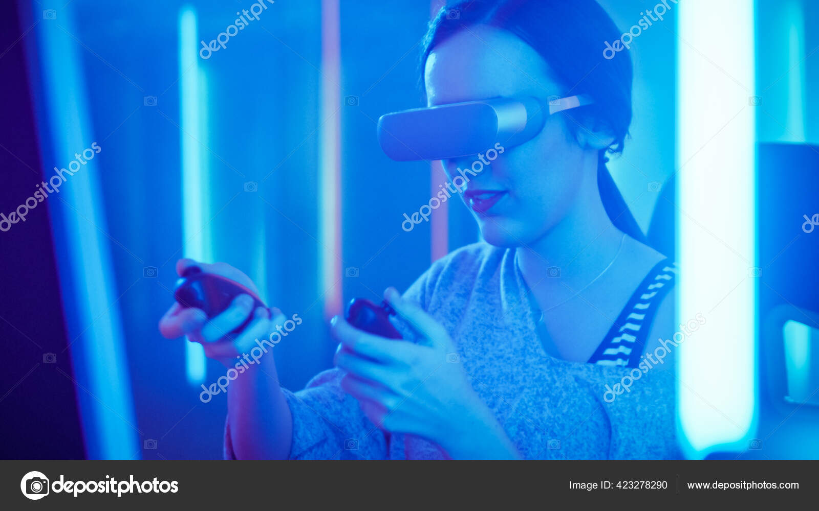 Fotografia do Stock: Pro gamer playing virtual video game on