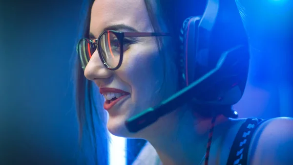 Close-up Retrato da bela menina Gamer Profissional Jogando em Video Game Online, geek bonito casual vestindo óculos, conversa bate-papos com seus companheiros de equipe Amigos através de fones de ouvido. Quarto colorido de néon — Fotografia de Stock