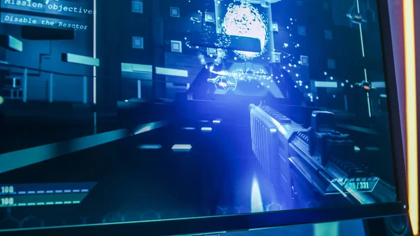 Съемка крупным планом компьютерного экрана с шутером от первого лица онлайн видеоигры в процессе. Стильные графические развлечения. — стоковое фото