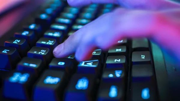 Close-up on the Hands of the Gamer Playing in the Online Video Game. Stylish Arcade Neon Bright Red, Pink, Violet, Green Colors. — Stock Photo, Image