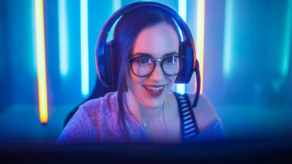 Piękna Przyjazny Pro Gamer Girl Robi strumień gry wideo, noszenie słuchawki Rozmowy z fanami i zespół do słuchawek Mikrofon i uśmiech. Tło Cool Neon Retro Colors. — Zdjęcie stockowe