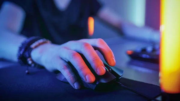 Close-up on the Hand that Uses Computer Mouse. Cool Neon Retro Lights. Browsing in Internet or Playing Online Games. — Stock Photo, Image