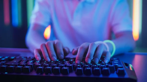 Крупним планом на руках Гамера, який грає у відеогрі за допомогою клавіатури. Хакер розбивається на систему . — стокове фото