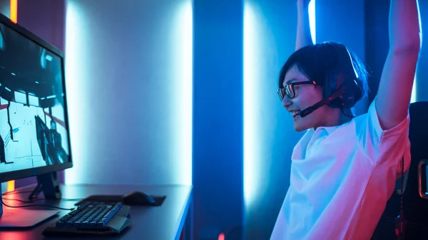 Съемка эпизода, в котором Гарет Бэйл играет и выигрывает в видеоигре первого плана на своем персональном компьютере. Room Lit by Neon Lights in Retro Arcade Style. Чемпионат мира по киберспорту. — стоковое фото