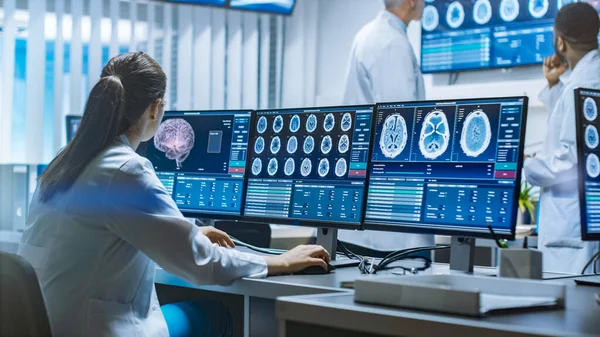 Het team van professionele wetenschappers werkt in het Brain Research Laboratory. Neurologen Neurowetenschappers Omringd door Monitors Toont CT, MRI Scans hebben discussies en werken aan personal computers. — Stockfoto