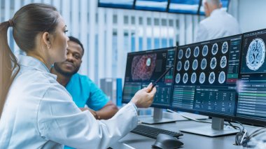 Tıbbi Bilimci ve Cerrah, Laboratuvardaki Kişisel Bilgisayar 'da CT Beyin Taramasını Tartışıyor. Nörologlar Fütürist Nörolojik Araştırma Merkezi 'nde Beyin Tümörü Üzerinde Çalışıyor