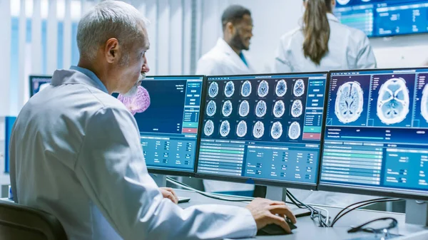 Senior Medical Research Scientist arbeitet mit Hirnscans auf seinem Personal Computer. Modernes Labor, das an Neurophysiologie, Wissenschaft und Neuropharmakologie arbeitet. Menschliches Gehirn verstehen. — Stockfoto