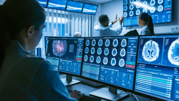 Over the Shoulder Shot of Female Medical Scientist Trabalhando com Imagens de Digitalização Cerebral em um Computador Pessoal em Laboratório. Centro de Pesquisa Neurológica Trabalhando na Cura de Tumores Cerebrais. — Fotografia de Stock