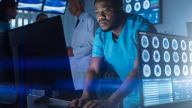 Erkek Nörolog Modern Laboratuvarda Kişisel Bilgisayar üzerinde çalışıyor. Nörofizyoloji, bilim ve nörofarmakoloji alanlarında yeni keşifler yapan bilim adamları. Anlayış