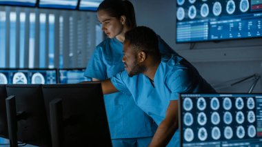 Modern Laboratuvarda Konuşan ve Çalışan İki Tıbbi Nörolog. Nörofizyoloji ve Bilim alanlarında yeni keşifler yapan bilim adamları