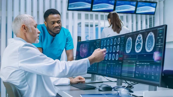 Medyk i chirurg omawiający tomografię komputerową tomografii komputerowej w laboratorium. Neurolodzy Neurolodzy w Centrum Badań Neurologicznych Pracują nad leczeniem guza mózgu. — Zdjęcie stockowe