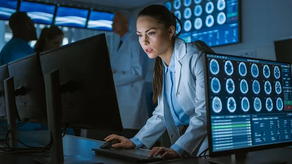 Γυναίκα επιστήμονας νευρολόγος που εργάζεται σε έναν προσωπικό υπολογιστή στο σύγχρονο εργαστήριο. Επιστήμονες Ιατρικής Έρευνας Πραγματοποιώντας Νέες Ανακαλύψεις στους τομείς της Νευροφυσιολογίας, Επιστήμης, Νευροφαρμακολογίας — Φωτογραφία Αρχείου