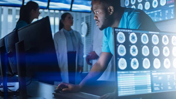 Neurologista cientista masculino trabalhando em um computador pessoal no laboratório moderno. Pesquisadores Fazendo Novas Descobertas nas áreas de Neurofisiologia, Ciência, Neurofarmacologia. Compreensão — Fotografia de Stock