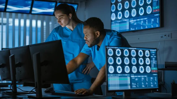 Dois cientistas médicos Neurologistas, conversando e trabalhando em um computador pessoal no laboratório moderno. Cientistas de Pesquisa Fazendo Novas Descobertas nas áreas de Neurofisiologia, Ciência — Fotografia de Stock