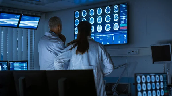 Dois cientistas médicos Neurologistas, conversando e trabalhando em um computador pessoal no laboratório moderno. Cientistas de Pesquisa Fazendo Novas Descobertas nas áreas de Neurofisiologia, Ciência — Fotografia de Stock