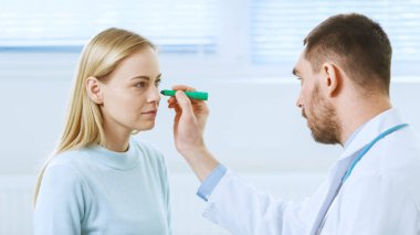 Plastik Kozmetik Cerrahının Omuzdan Çekimi 'nde Yüz gerdirme operasyonu için güzel bir kadın modelinin yüzüne çizgiler çizildi..