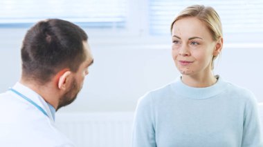 Plastik Kozmetik Cerrahının Omuzdan Çekimi 'nde Yüz gerdirme operasyonu için güzel bir kadın modelinin yüzüne çizgiler çizildi..