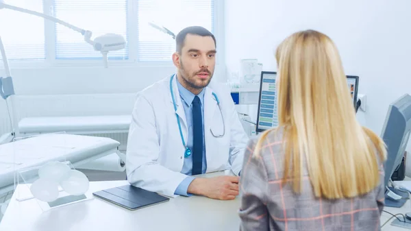 Cirujanos Plásticos Cosméticos Muestra Paciente Femenino Posibles Resultados de la Liposucción, Él Señala en la Pantalla de Computadora Mostrando Reducción de Tejido Graso en un Estómago. —  Fotos de Stock