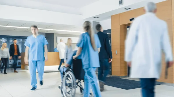 로비 병원이요. 의사, 간호사, 보조 인사 및 환자 의료 시설의 로비에서 일하고 걷는 모습. — 스톡 사진