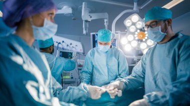 Ameliyathane Asistanı Ameliyat sırasında Cerrahlara Aletleri Veriyor. Ameliyat devam ediyor. Profesyonel Tıp Doktorları Ameliyat Yapıyor.