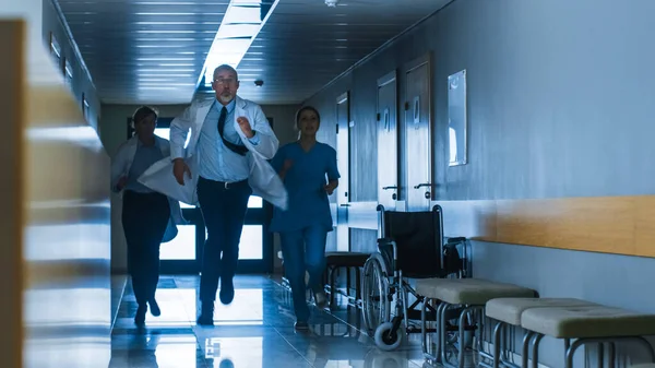 Скорая помощь в больнице, врачи и медсестры, бегущие по коридору, спешат спасать жизни. — стоковое фото