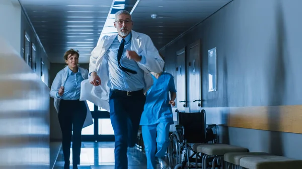 Nödsituation på sjukhuset, Läkare och sjuksköterskor Springer genom hallen, i en hast för att rädda liv. — Stockfoto
