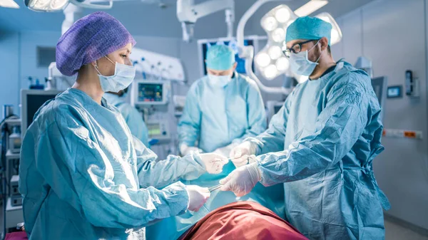 Disparo en la sala de operaciones Asistente Manos fuera Instrumentos para cirujanos durante la operación. Cirugía en progreso. Médicos profesionales realizando cirugía. —  Fotos de Stock