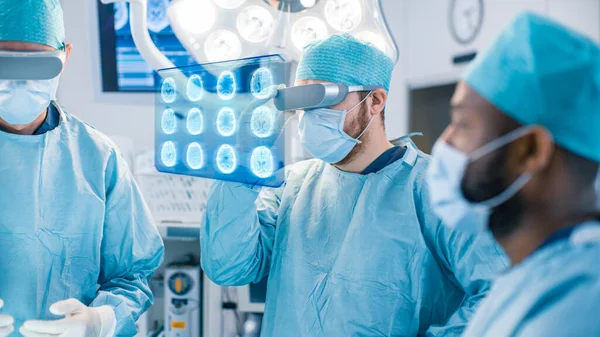 증강현실 안경 착용 외과의는 첨단 기술 병원에서 증강현실 수술을 수행 한다. 의사의 뇌 스캔 및 환자의 의료 기록을 살펴봄. — 스톡 사진