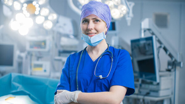 Портрет профессиональной медсестры-ассистента, снявшего хирургическую маску после успешной операции. На заднем плане Операционная комната современной больницы.