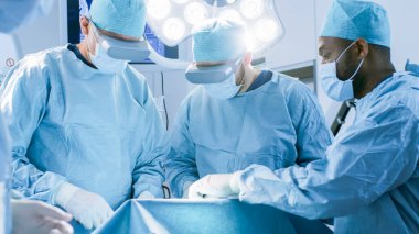 Yüksek Teknoloji Hastanesi 'nde Artırılmış Gerçeklik Gözlüğü Giyen Cerrahlar Karışık Gerçeklik Cerrahisi' ni sahneledi. Ameliyathanede çalışan doktorlar ve asistanlar..