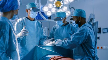Yüksek Teknoloji Hastanesi 'nde Artırılmış Gerçeklik Gözlüğü takan Cerrahlar. Ameliyathanede çalışan doktorlar ve asistanlar..