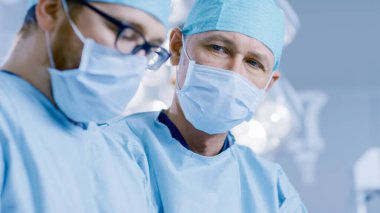 Ameliyathane 2 'de cerrahi işlem sırasında cerrah. Modern Hastanedeki Profesyonel Doktorlar.