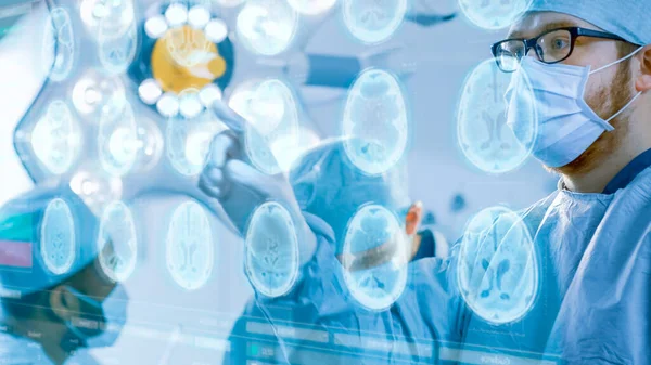 Крупный план хирурга с использованием прозрачного дополненного экрана реальности для просмотра и сканирования мозга во время операции. Футуристическая хирургия. — стоковое фото