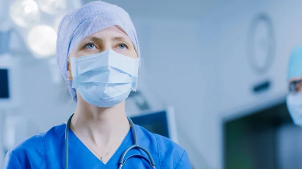 성공적 인 수술 후에 수술 마스크의 전문 간호사 보조의 초상화. 배경 현대 병원 운영 실에서. — 스톡 사진