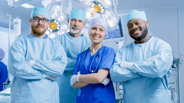 Diverse Team af Professionel kirurg, Assistenter og Sygeplejersker Stående stolt med krydsede arme i Real Modern Hospital med autentisk udstyr. - Stock-foto
