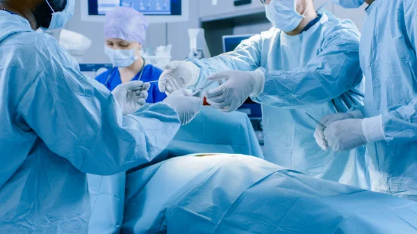전문 외과의사의 Diverse Team of Professional Surgeons Performing Inusual Surgery on the Hospital Operating Room. 외과 의사들이 악기를 사용하다. — 스톡 사진